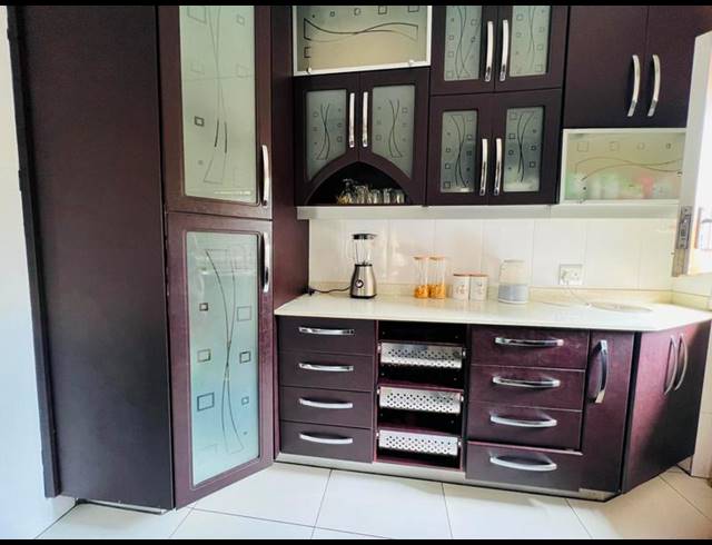 4 BEDROOM HOUSE FOR SALE IN BEREA WEST